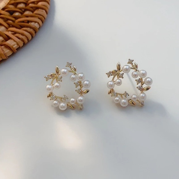 Pearly Diamond Wreath Floral Minimalist Mini Simple Delicate Gold Stud Earrings - Picture 8 of 8